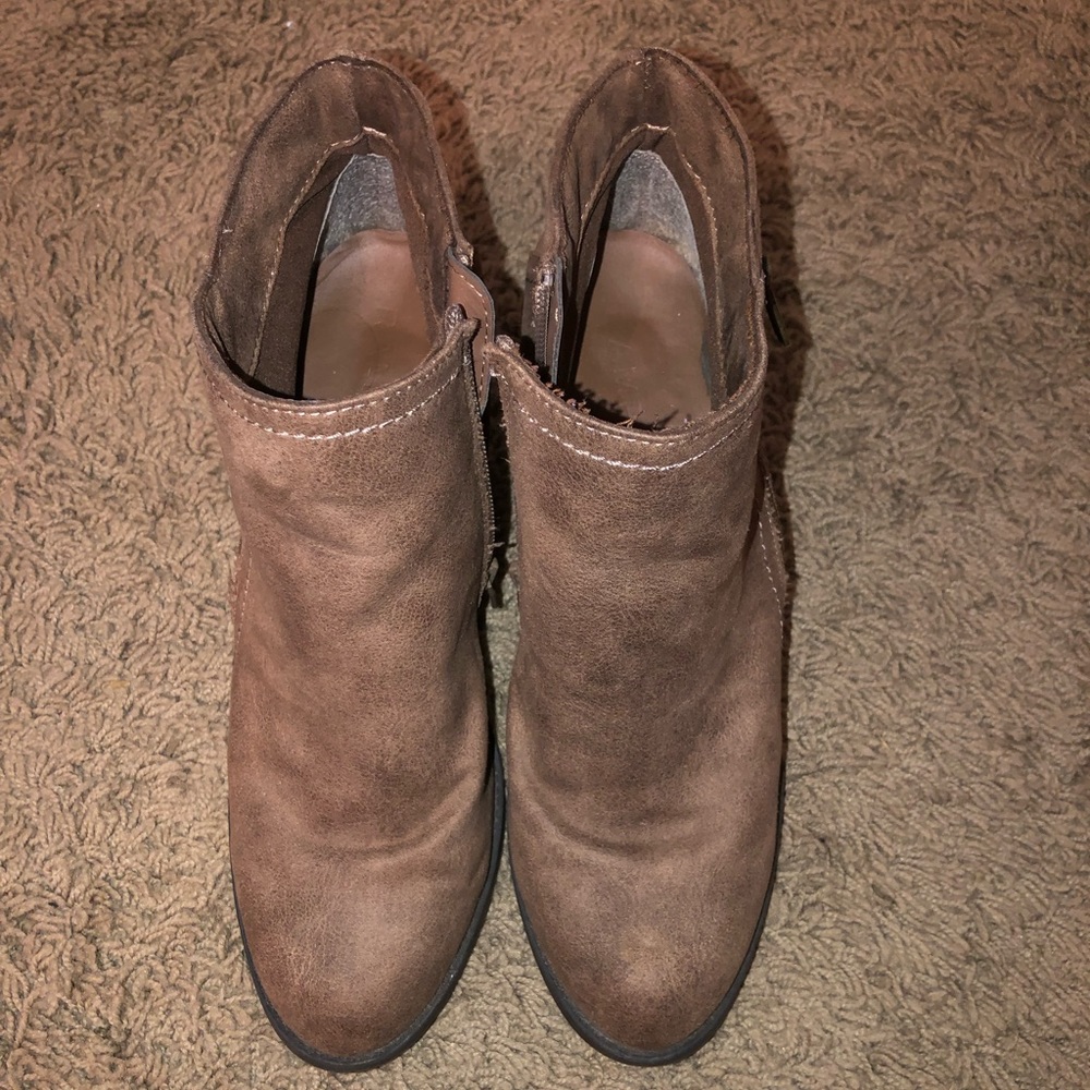 Rampage Women’s Heeled Ankle Boots Taupe Suede Booties - Picture 3 of 4